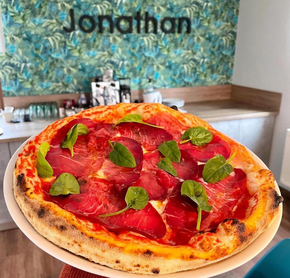 Jonathan Bed&Pizza Komárom Zewnętrze zdjęcie